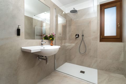 Family Room | Bathroom | Shower, free toiletries, hair dryer, bidet