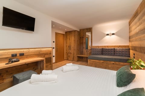 Family Room | In-room safe, desk, free WiFi