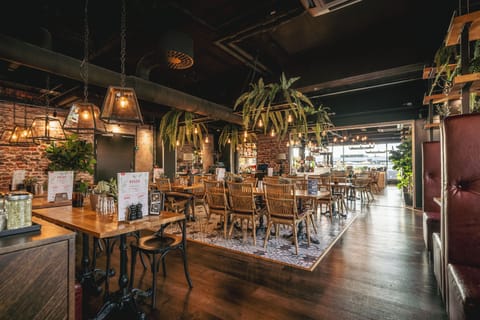 2 restaurants, breakfast, dinner served; Italian cuisine