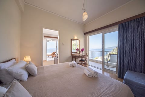 Family Suite | Blackout drapes, soundproofing, iron/ironing board, free WiFi