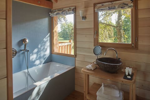 Luxury Tree House | Bathroom | Free toiletries, slippers, towels