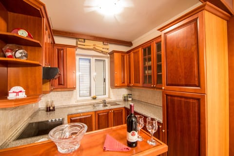 Deluxe Apartment, 2 Bedrooms, Kitchen | Private kitchen | Fridge