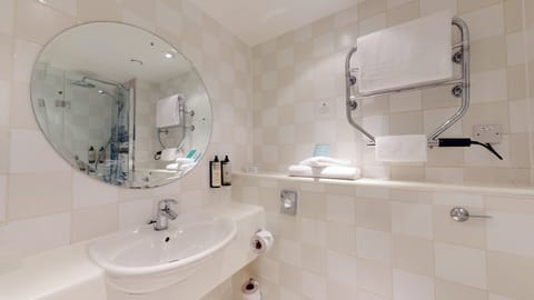 Hypo-allergenic bedding, in-room safe, desk, blackout drapes