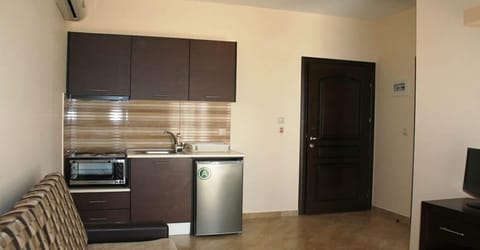 Fridge, oven, stovetop, electric kettle