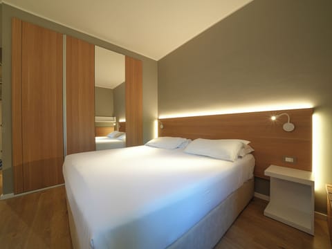 Minibar, in-room safe, desk, bed sheets