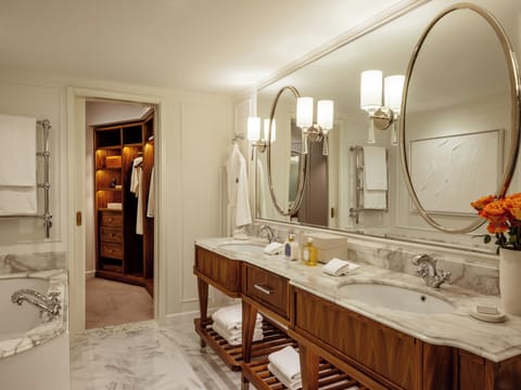 Signature Suite | Bathroom | Free toiletries, hair dryer, bathrobes, slippers