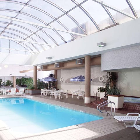 Indoor pool, sun loungers