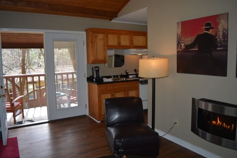 Cabin (Maple) | Private kitchen | Fridge, microwave, coffee/tea maker, toaster