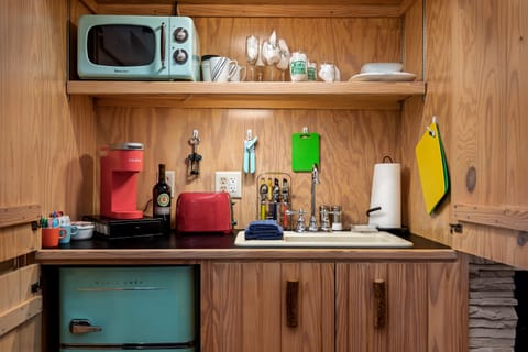 Cabin (Willow) | Private kitchenette | Fridge, microwave, coffee/tea maker, toaster