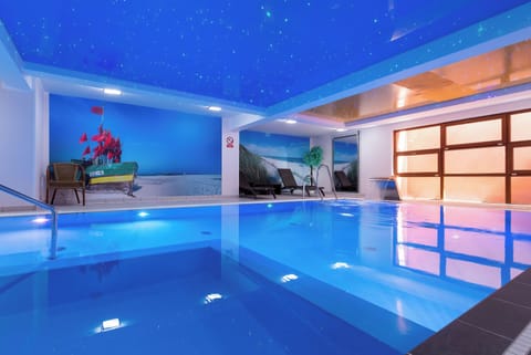 Indoor pool, sun loungers