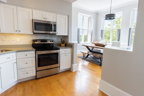 Luxury Loft, 2 Bedrooms, Balcony, Harbor View | Private kitchen | Fridge, microwave, oven, stovetop