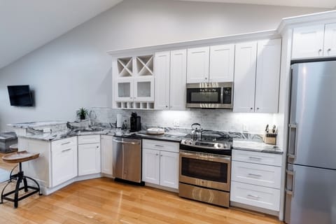 Luxury Apartment, 2 Bedrooms, Ensuite | Private kitchen | Fridge, microwave, oven, stovetop