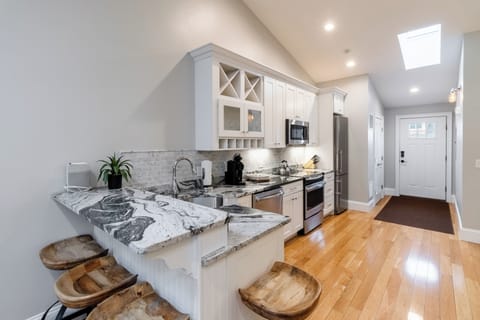 Luxury Apartment, 2 Bedrooms, Ensuite | Private kitchen | Fridge, microwave, oven, stovetop