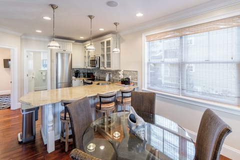 Luxury Loft, 2 Bedrooms, Ensuite | In-room dining