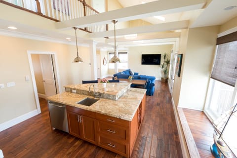 Luxury Loft, 3 Bedrooms, Balcony, City View | Private kitchen | Fridge, microwave, oven, stovetop