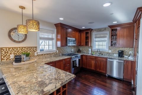 Luxury Condo, 3 Bedrooms, Fireplace, Harbor View | Private kitchen | Fridge, microwave, oven, stovetop