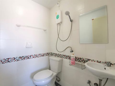 Deluxe Room, Balcony | Bathroom | Free toiletries, towels