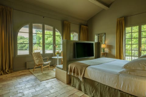 Junior Suite, 1 Queen Bed | Premium bedding, minibar, in-room safe, desk