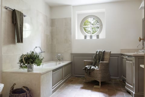 Junior Suite, 1 Queen Bed | Bathroom | Shower, free toiletries, hair dryer, bathrobes