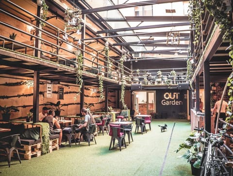 3 bars/lounges, rooftop bar