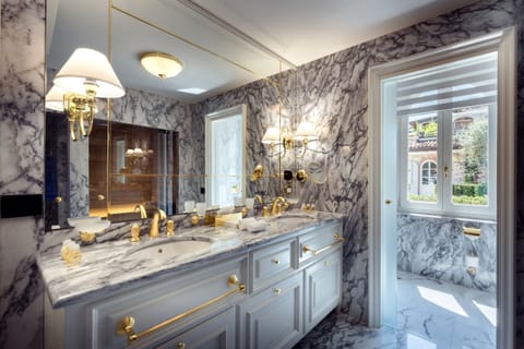 Royal Suite, Hot Tub, Lake View (SPA) | Bathroom | Designer toiletries, hair dryer, bathrobes, slippers