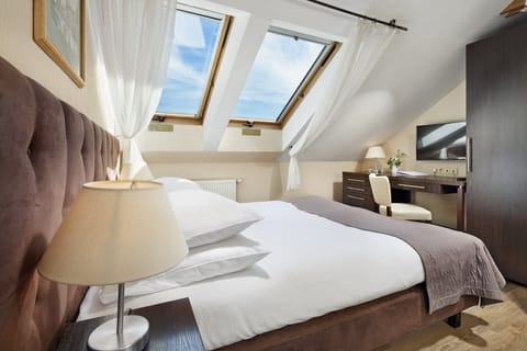 Superior Double or Twin Room | In-room safe, desk, blackout drapes, iron/ironing board