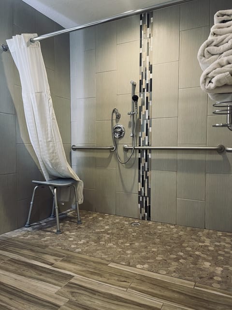 Bathtub, towels