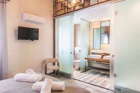 Luxury Apartment, 3 Bedrooms | Bathroom | Shower, rainfall showerhead, free toiletries, hair dryer