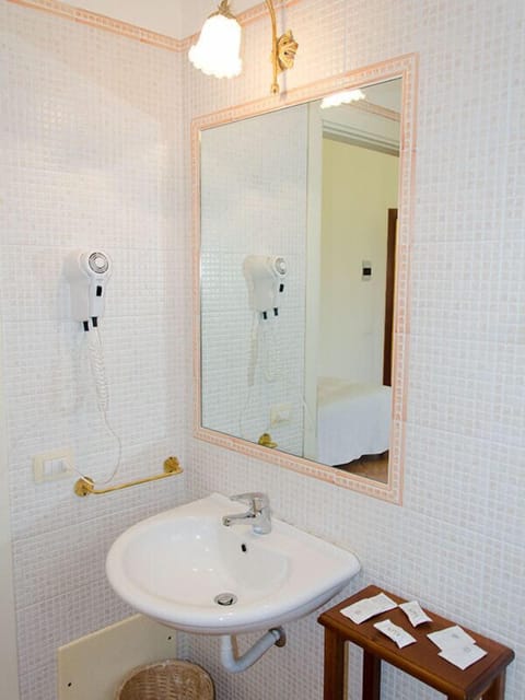 Triple Room | Bathroom | Shower, free toiletries, hair dryer, towels