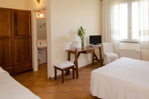 Triple Room | Desk, soundproofing, free cribs/infant beds, rollaway beds