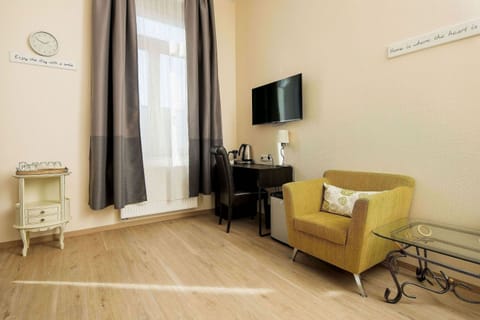 Comfort Double Room | Hypo-allergenic bedding, in-room safe, individually decorated