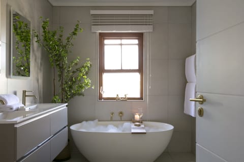 Superior Suite, 2 Bedrooms | Bathroom | Free toiletries, hair dryer, towels, shampoo