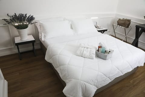 White Room | Minibar, in-room safe, desk, free WiFi