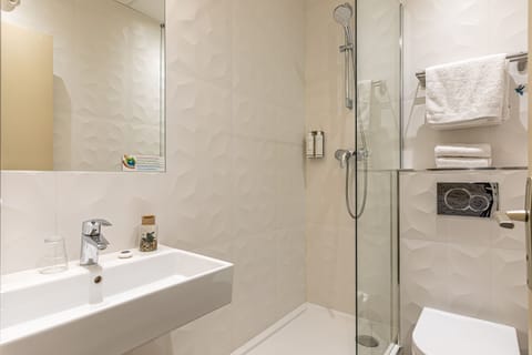 Superior Double Room (Chambre Musset) | Bathroom | Combined shower/tub, free toiletries, hair dryer, towels