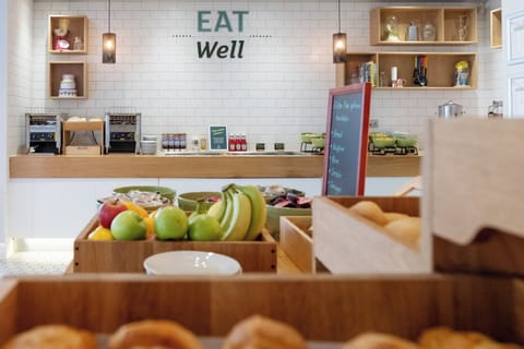 Breakfast, lunch, dinner served; British cuisine