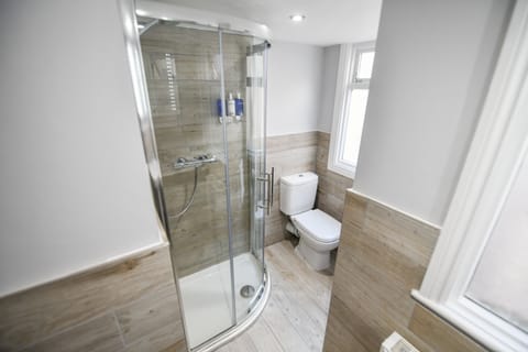 Superior Double Room | Bathroom | Eco-friendly toiletries, hair dryer, slippers, towels