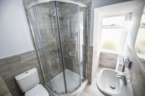 Standard Double Room | Bathroom | Eco-friendly toiletries, hair dryer, slippers, towels