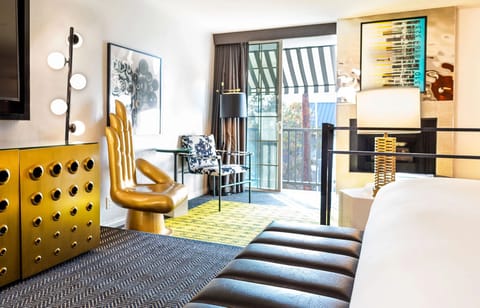 Deluxe King Suite | Egyptian cotton sheets, premium bedding, pillowtop beds, in-room safe