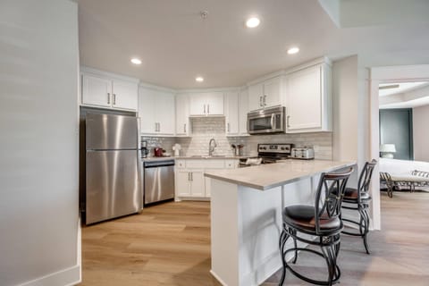 Suite, 1 King Bed, Non Smoking (Upgrade) | Premium bedding, individually decorated, individually furnished, desk