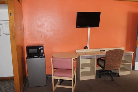 Standard Room, 1 King Bed, Non Smoking | Iron/ironing board, free WiFi, bed sheets