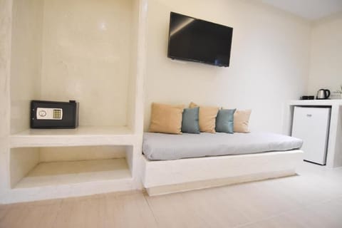 Luxury Studio Suite | Premium bedding, in-room safe, iron/ironing board, free WiFi