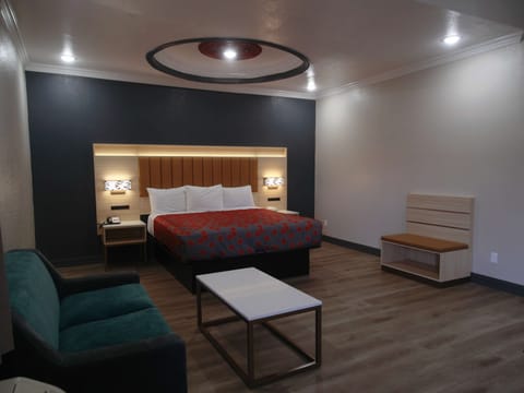 Room, 1 King Bed, Jetted Tub | Iron/ironing board, alarm clocks