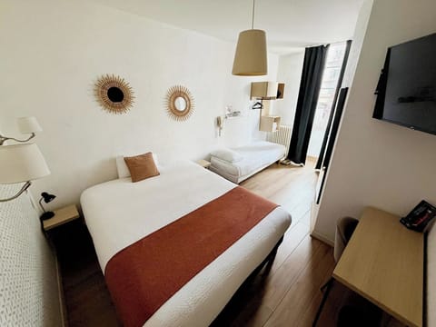 Triple Room | Desk, soundproofing, iron/ironing board, free WiFi