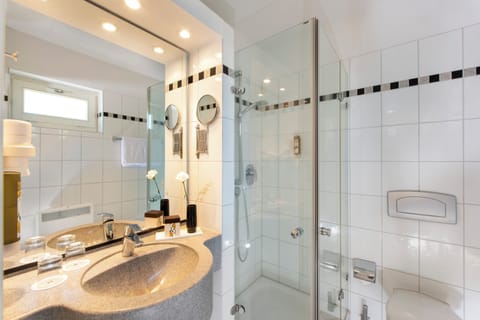 Economy Double Room | Bathroom | Free toiletries, hair dryer, towels