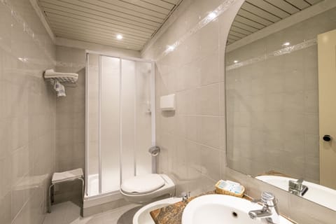 Standard Double Room, Annex Building | Bathroom | Combined shower/tub, free toiletries, hair dryer, slippers