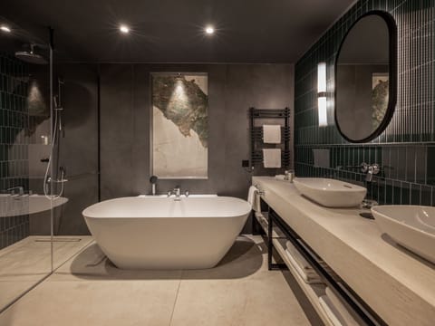 Golfside Signature Suite | Bathroom | Free toiletries, hair dryer, bathrobes, slippers