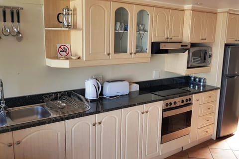 Comfort Apartment, 1 Bedroom | Private kitchen | Cleaning supplies