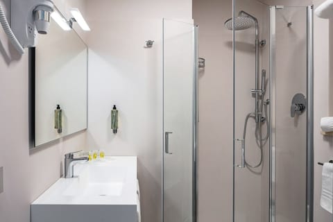 Shower, rainfall showerhead, free toiletries, hair dryer