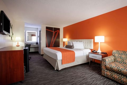 Standard Room, 1 King Bed | Desk, blackout drapes, soundproofing, iron/ironing board