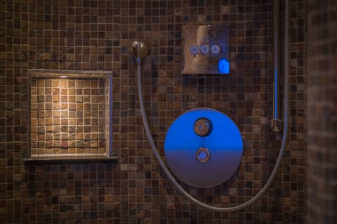 Sauna, steam room, body treatments, aromatherapy, body wraps